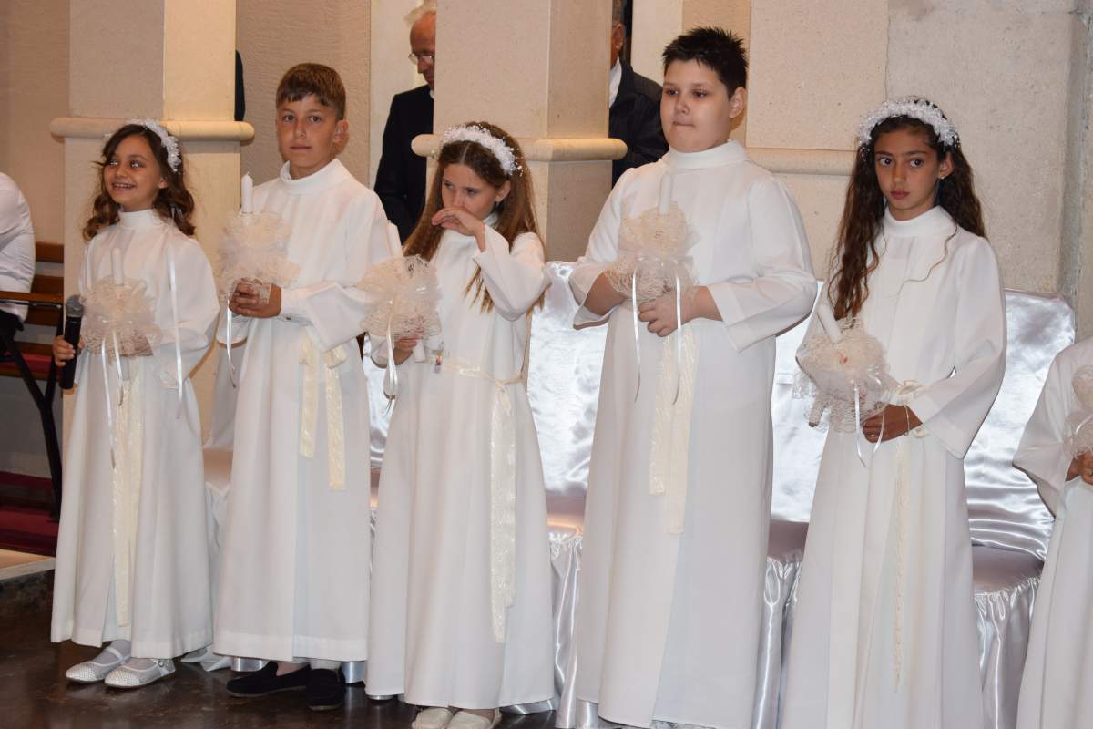 ŽIVI KAMENČIĆI CRKVE -  PRVA SV. PRIČEST