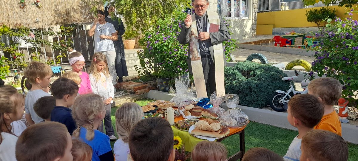 BLAGOSLOV KRUHA U DV BRAT SUNCE